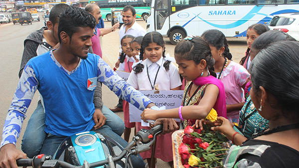 ಮೂಡುಬಿದಿರೆ: ವಿದ್ಯಾರ್ಥಿಗಳಿಂದ ಹೆಲ್ಮೆಟ್ ಧಾರಣೆ ಜಾಗೃತಿ ಕಾರ್ಯಕ್ರಮ